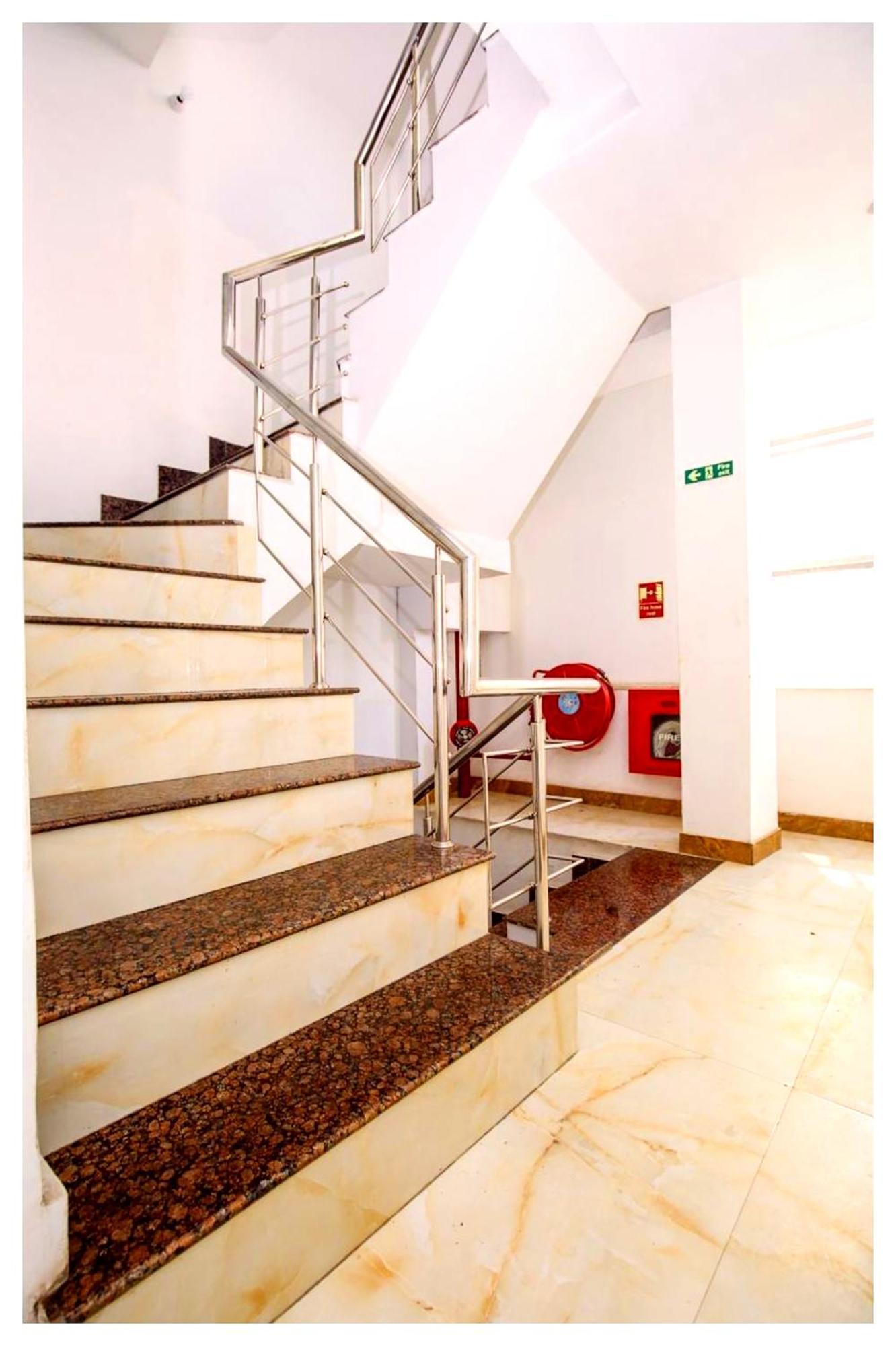 Hotel Premium Travellers # Inn Near Temple - Fully Air Conditioning Hotel - Hygiene And Spacious Room - A Top Rated Luxuary Hotel Merces Buitenkant foto