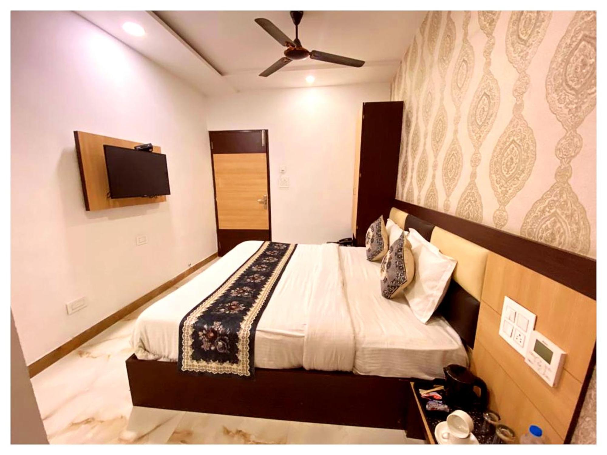 Hotel Premium Travellers # Inn Near Temple - Fully Air Conditioning Hotel - Hygiene And Spacious Room - A Top Rated Luxuary Hotel Merces Buitenkant foto