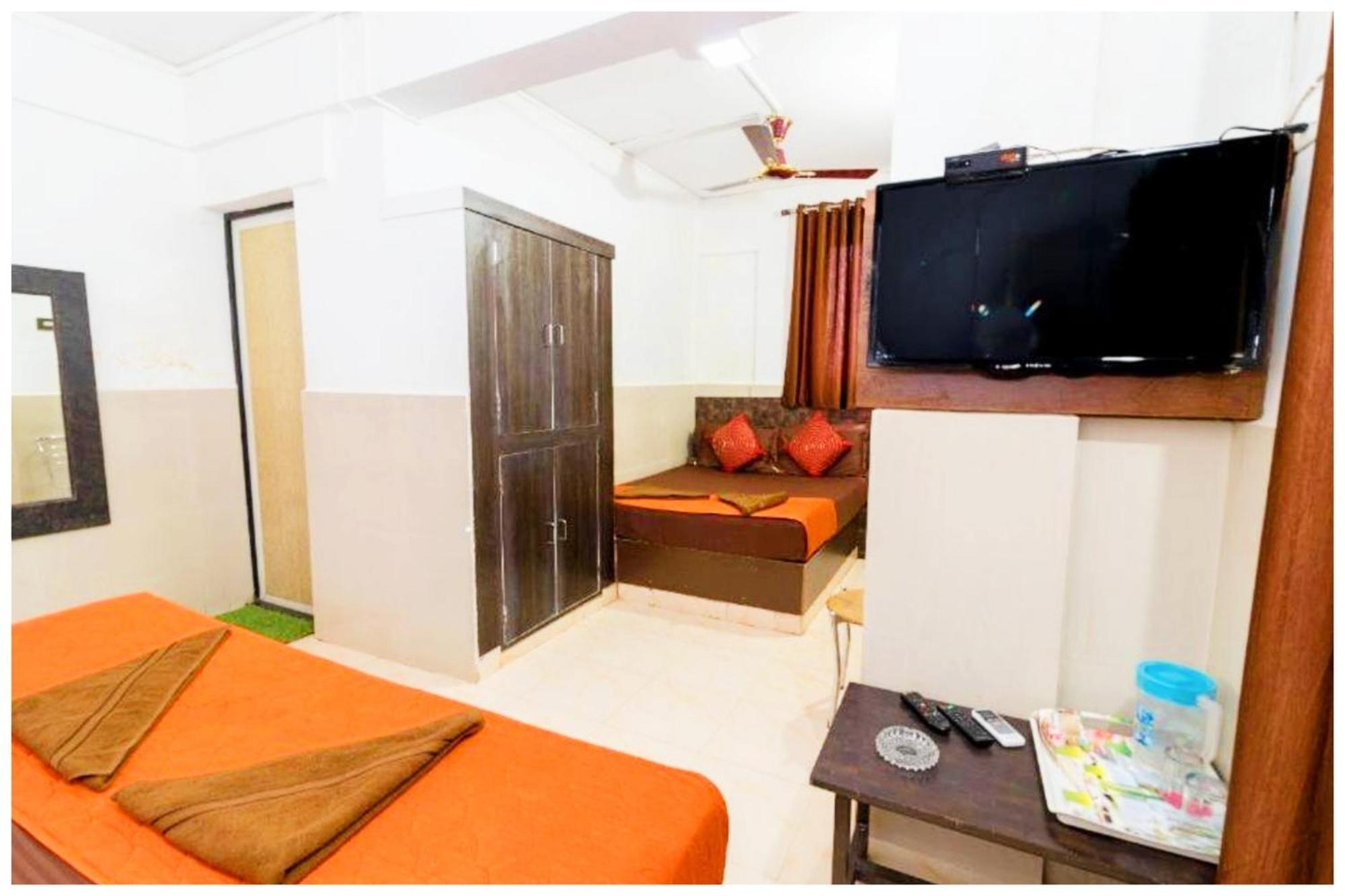 Hotel Premium Travellers # Inn Near Temple - Fully Air Conditioning Hotel - Hygiene And Spacious Room - A Top Rated Luxuary Hotel Merces Buitenkant foto